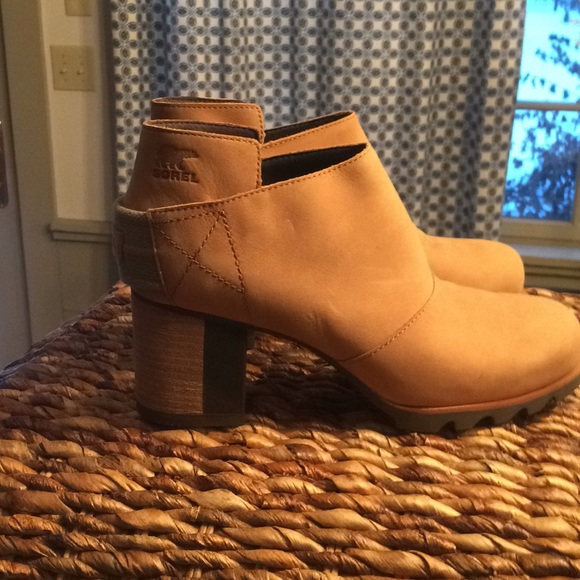 sorel addington strap bootie